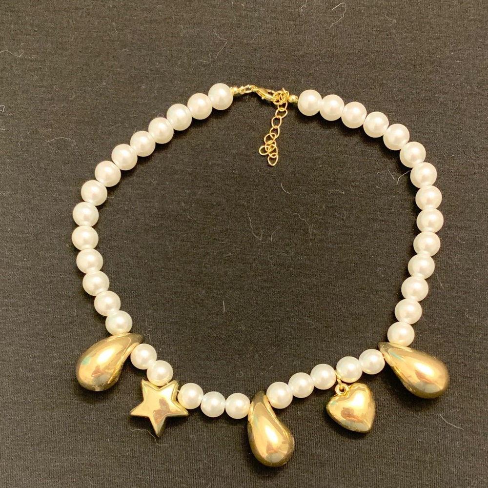 Elegant Gold and Pearl Necklace